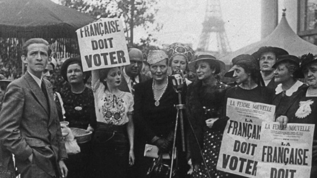 Louise Weiss (v strede pri mikrofóne) na demonštrácii za volebné právo žien v roku 1937, zdroj: gallica.bnf.fr